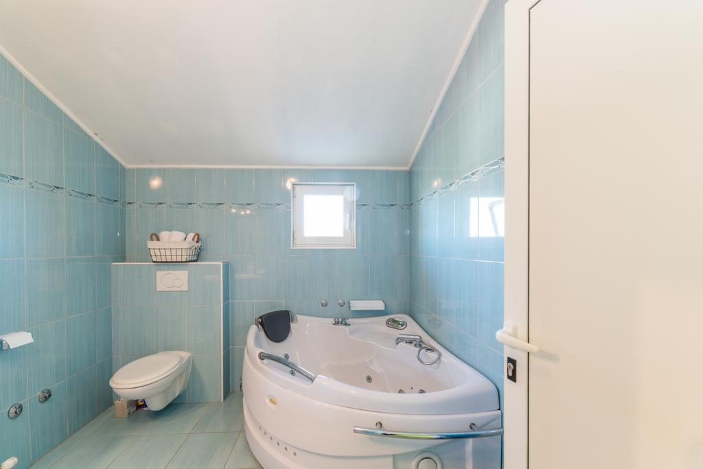 Crowonder Sun&Fun Holiday House With Large Swimming Pool, Playroom And Garden Бибинье Экстерьер фото