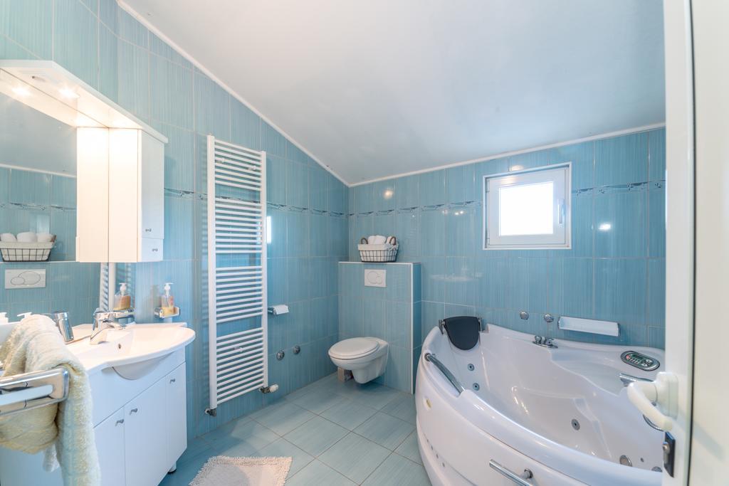 Crowonder Sun&Fun Holiday House With Large Swimming Pool, Playroom And Garden Бибинье Экстерьер фото