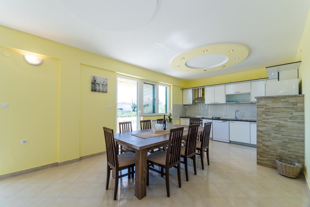 Crowonder Sun&Fun Holiday House With Large Swimming Pool, Playroom And Garden Бибинье Экстерьер фото