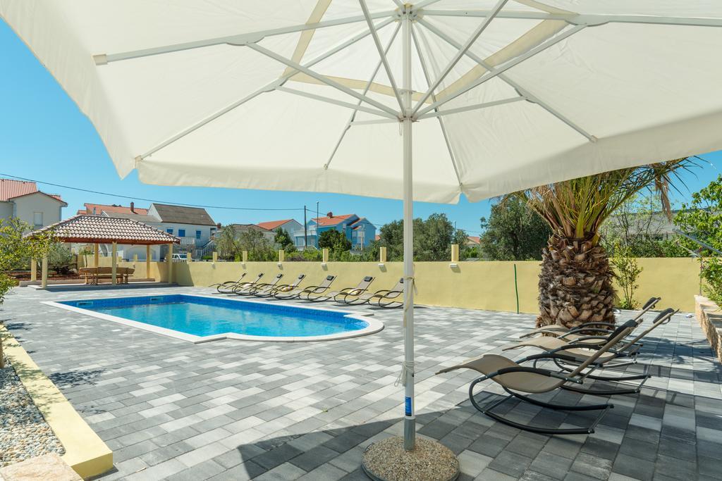 Crowonder Sun&Fun Holiday House With Large Swimming Pool, Playroom And Garden Бибинье Экстерьер фото