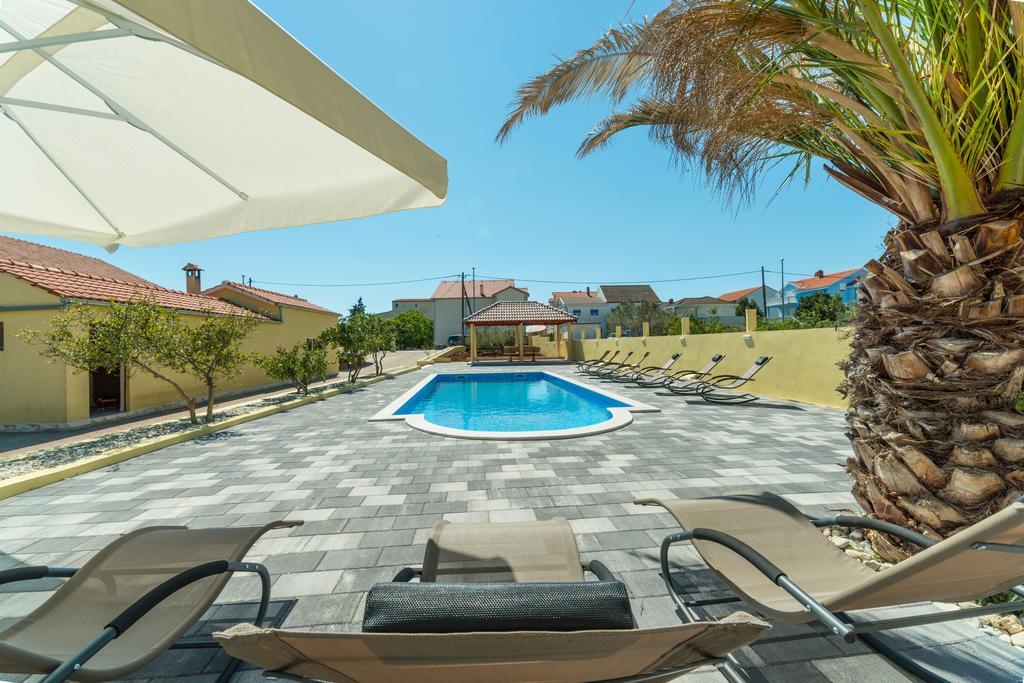 Crowonder Sun&Fun Holiday House With Large Swimming Pool, Playroom And Garden Бибинье Экстерьер фото