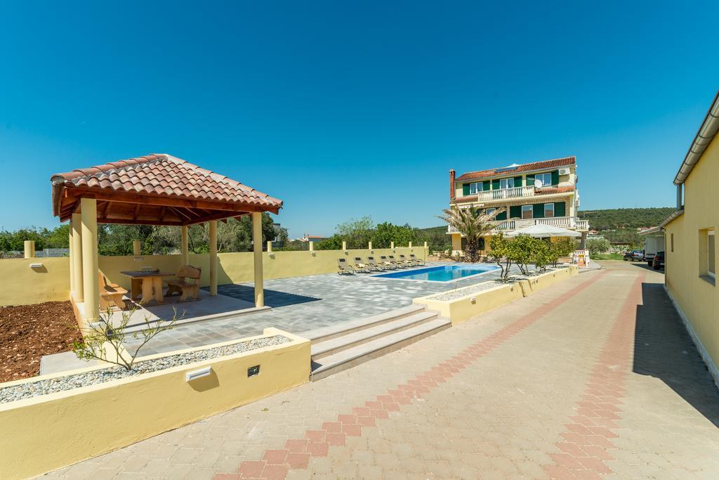 Crowonder Sun&Fun Holiday House With Large Swimming Pool, Playroom And Garden Бибинье Экстерьер фото